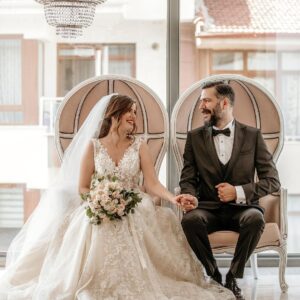 Sanem Yeles Instagram - Sıra geldi hayatımın en eğlenceli gününde yanımda olan canımın içlerine teşekküre... efenim gelinlik tasarımım, türk kahvelerim ve kendisine çektirdiklerime karşı dik duruşuyla @eraykoseoglu_hautecouture ‘a ,saçlarımı hayalimdekinden de güzel yapan sihirli ellerin sahibi  @bulent_duruk ‘a , makeupların ustası @asu__baran ‘a , sürecin her anını kaydederken gülmekten gözlerimden yaşlar getiren  @royalajans ekibine , en kritik anları belgeleyerek bize ömür boyu baktıkça yerlere yatmalık fotoğraflar çeken @studyo.reyna ekibine , mükemmel organizasyon ve ev sahiplikleriyle kınanın ve düğünün sıfır sıkıntı geçmesini sağlayan @thegardenbatikent e, balayında bizi evimizden hissettiren @royaltajmahal_hotel ‘e ve başta ailemiz olmak üzere yanımızda olan , yanımızda olamayıp güzel dileklerini ileten , dans pistinde kendini parçalayan , roman havasında ayağını burkan , düğünümüz için kmlerce yol tepen tüm dostlarımıza , böyle güzel böyle kalabalık böyle sevgi dolu kocaman bir aile oluşumuz için de kişisel olarak evrene teşekkürler.... nice büyülü günlere..🙏