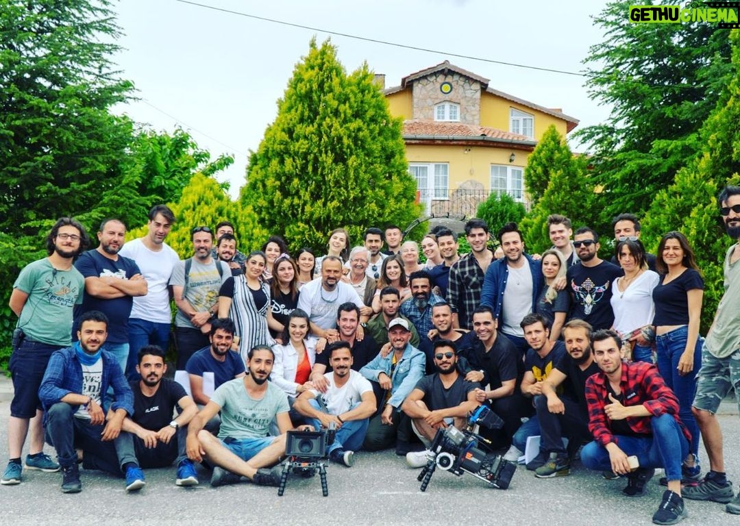 Sanem Yeles Instagram - Bu da son “selver ev” macerası... ekip gibi ekip😊 24 bölüm keyifle çalıştığım #savaşçı macerasının kendi adıma sonuna geldim .. yeni maceralara, yeni işlere.. herkesin ellerine sağlık🙏