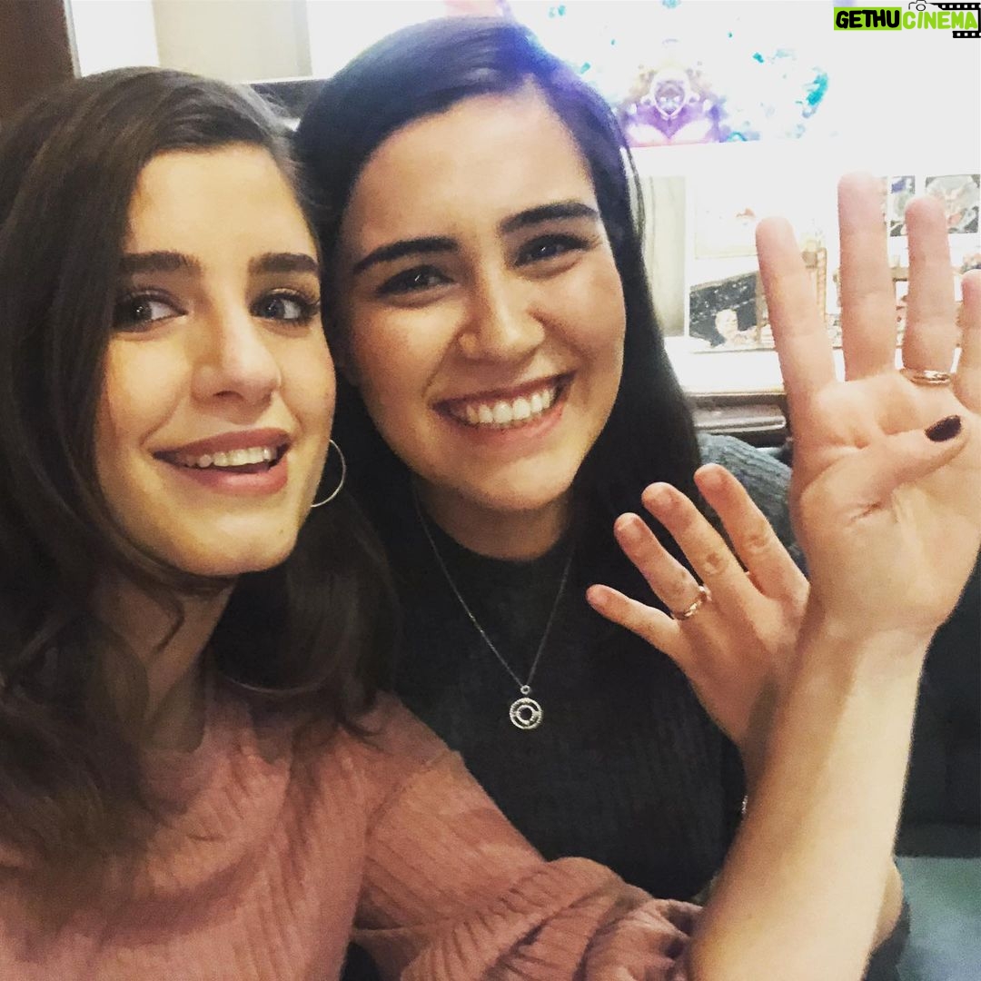 Sanem Yeles Instagram - “Pek eksikmişim senden evvel Elin elimden ayrılmasın yeter Lâmekan bir dostluk bizimkisi İstanbul’u bıraksam,bırakmam seni Nice 4 yıllara,en kıymetli...” Corvino Kuzguncuk