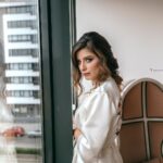 Sanem Yeles Instagram - Sıra geldi hayatımın en eğlenceli gününde yanımda olan canımın içlerine teşekküre... efenim gelinlik tasarımım, türk kahvelerim ve kendisine çektirdiklerime karşı dik duruşuyla @eraykoseoglu_hautecouture ‘a ,saçlarımı hayalimdekinden de güzel yapan sihirli ellerin sahibi @bulent_duruk ‘a , makeupların ustası @asu__baran ‘a , sürecin her anını kaydederken gülmekten gözlerimden yaşlar getiren @royalajans ekibine , en kritik anları belgeleyerek bize ömür boyu baktıkça yerlere yatmalık fotoğraflar çeken @studyo.reyna ekibine , mükemmel organizasyon ve ev sahiplikleriyle kınanın ve düğünün sıfır sıkıntı geçmesini sağlayan @thegardenbatikent e, balayında bizi evimizden hissettiren @royaltajmahal_hotel ‘e ve başta ailemiz olmak üzere yanımızda olan , yanımızda olamayıp güzel dileklerini ileten , dans pistinde kendini parçalayan , roman havasında ayağını burkan , düğünümüz için kmlerce yol tepen tüm dostlarımıza , böyle güzel böyle kalabalık böyle sevgi dolu kocaman bir aile oluşumuz için de kişisel olarak evrene teşekkürler.... nice büyülü günlere..🙏