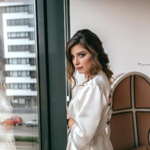 Sanem Yeles Instagram - Sıra geldi hayatımın en eğlenceli gününde yanımda olan canımın içlerine teşekküre... efenim gelinlik tasarımım, türk kahvelerim ve kendisine çektirdiklerime karşı dik duruşuyla @eraykoseoglu_hautecouture ‘a ,saçlarımı hayalimdekinden de güzel yapan sihirli ellerin sahibi  @bulent_duruk ‘a , makeupların ustası @asu__baran ‘a , sürecin her anını kaydederken gülmekten gözlerimden yaşlar getiren  @royalajans ekibine , en kritik anları belgeleyerek bize ömür boyu baktıkça yerlere yatmalık fotoğraflar çeken @studyo.reyna ekibine , mükemmel organizasyon ve ev sahiplikleriyle kınanın ve düğünün sıfır sıkıntı geçmesini sağlayan @thegardenbatikent e, balayında bizi evimizden hissettiren @royaltajmahal_hotel ‘e ve başta ailemiz olmak üzere yanımızda olan , yanımızda olamayıp güzel dileklerini ileten , dans pistinde kendini parçalayan , roman havasında ayağını burkan , düğünümüz için kmlerce yol tepen tüm dostlarımıza , böyle güzel böyle kalabalık böyle sevgi dolu kocaman bir aile oluşumuz için de kişisel olarak evrene teşekkürler.... nice büyülü günlere..🙏