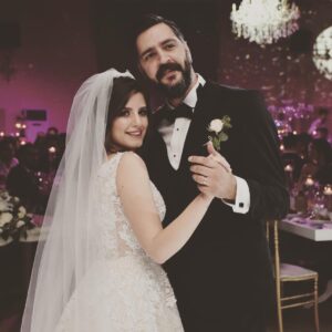 Sanem Yeles Instagram - Sıra geldi hayatımın en eğlenceli gününde yanımda olan canımın içlerine teşekküre... efenim gelinlik tasarımım, türk kahvelerim ve kendisine çektirdiklerime karşı dik duruşuyla @eraykoseoglu_hautecouture ‘a ,saçlarımı hayalimdekinden de güzel yapan sihirli ellerin sahibi  @bulent_duruk ‘a , makeupların ustası @asu__baran ‘a , sürecin her anını kaydederken gülmekten gözlerimden yaşlar getiren  @royalajans ekibine , en kritik anları belgeleyerek bize ömür boyu baktıkça yerlere yatmalık fotoğraflar çeken @studyo.reyna ekibine , mükemmel organizasyon ve ev sahiplikleriyle kınanın ve düğünün sıfır sıkıntı geçmesini sağlayan @thegardenbatikent e, balayında bizi evimizden hissettiren @royaltajmahal_hotel ‘e ve başta ailemiz olmak üzere yanımızda olan , yanımızda olamayıp güzel dileklerini ileten , dans pistinde kendini parçalayan , roman havasında ayağını burkan , düğünümüz için kmlerce yol tepen tüm dostlarımıza , böyle güzel böyle kalabalık böyle sevgi dolu kocaman bir aile oluşumuz için de kişisel olarak evrene teşekkürler.... nice büyülü günlere..🙏