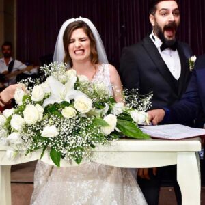 Sanem Yeles Instagram - Sıra geldi hayatımın en eğlenceli gününde yanımda olan canımın içlerine teşekküre... efenim gelinlik tasarımım, türk kahvelerim ve kendisine çektirdiklerime karşı dik duruşuyla @eraykoseoglu_hautecouture ‘a ,saçlarımı hayalimdekinden de güzel yapan sihirli ellerin sahibi  @bulent_duruk ‘a , makeupların ustası @asu__baran ‘a , sürecin her anını kaydederken gülmekten gözlerimden yaşlar getiren  @royalajans ekibine , en kritik anları belgeleyerek bize ömür boyu baktıkça yerlere yatmalık fotoğraflar çeken @studyo.reyna ekibine , mükemmel organizasyon ve ev sahiplikleriyle kınanın ve düğünün sıfır sıkıntı geçmesini sağlayan @thegardenbatikent e, balayında bizi evimizden hissettiren @royaltajmahal_hotel ‘e ve başta ailemiz olmak üzere yanımızda olan , yanımızda olamayıp güzel dileklerini ileten , dans pistinde kendini parçalayan , roman havasında ayağını burkan , düğünümüz için kmlerce yol tepen tüm dostlarımıza , böyle güzel böyle kalabalık böyle sevgi dolu kocaman bir aile oluşumuz için de kişisel olarak evrene teşekkürler.... nice büyülü günlere..🙏