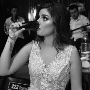 Sanem Yeles Instagram - Sıra geldi hayatımın en eğlenceli gününde yanımda olan canımın içlerine teşekküre... efenim gelinlik tasarımım, türk kahvelerim ve kendisine çektirdiklerime karşı dik duruşuyla @eraykoseoglu_hautecouture ‘a ,saçlarımı hayalimdekinden de güzel yapan sihirli ellerin sahibi  @bulent_duruk ‘a , makeupların ustası @asu__baran ‘a , sürecin her anını kaydederken gülmekten gözlerimden yaşlar getiren  @royalajans ekibine , en kritik anları belgeleyerek bize ömür boyu baktıkça yerlere yatmalık fotoğraflar çeken @studyo.reyna ekibine , mükemmel organizasyon ve ev sahiplikleriyle kınanın ve düğünün sıfır sıkıntı geçmesini sağlayan @thegardenbatikent e, balayında bizi evimizden hissettiren @royaltajmahal_hotel ‘e ve başta ailemiz olmak üzere yanımızda olan , yanımızda olamayıp güzel dileklerini ileten , dans pistinde kendini parçalayan , roman havasında ayağını burkan , düğünümüz için kmlerce yol tepen tüm dostlarımıza , böyle güzel böyle kalabalık böyle sevgi dolu kocaman bir aile oluşumuz için de kişisel olarak evrene teşekkürler.... nice büyülü günlere..🙏