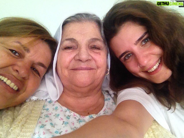 Sanem Yeles Instagram - Annem,Annemin annesi,Yavrusu,Yavrusunun yavrusu 😊 #enbüyükhediye