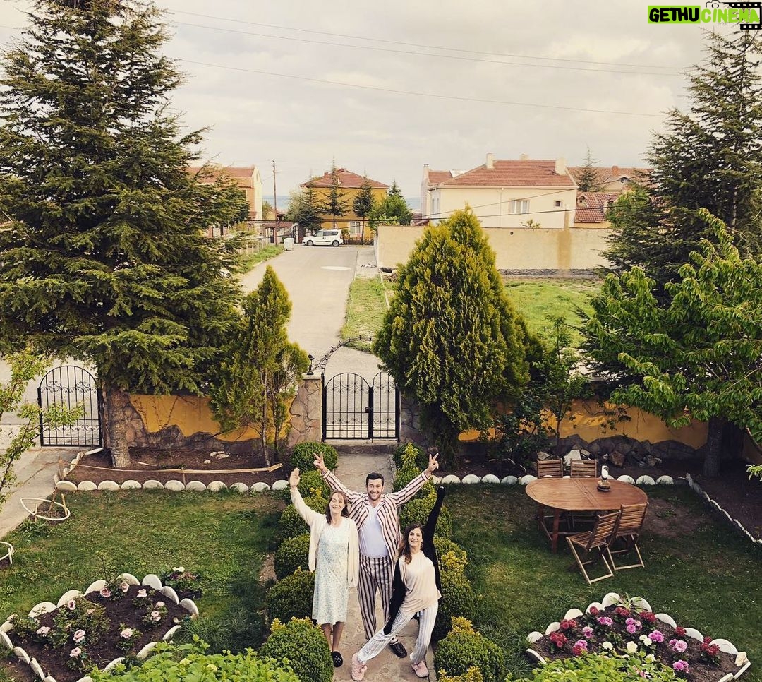 Sanem Yeles Instagram - Pijama partili sahne çekme şeysi 🤸🏻♂️🤸🏻♂️@savascifox #savaşçı