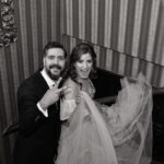 Sanem Yeles Instagram - O kadar çok teşekkür etmek istediğim insan var ki bu heyecanlı sürecime benimle ortak olan... öncelikle hayalimdeki elbiseyi hayalimden daha güzel tasarlayan @eraykoseoglu_hautecouture 😊, “sen herşeyi bana bırak”deyip harika saç ve makyajımı yapan @bulent_duruk abim🕺🏽, bütün gecenin ve organizasyonun sorunsuz geçmesini sağlamakla kalmayp bizimle eğlenen,bizi çok güzel ağırlayan @abacikonakotel personeli ve @ykslduygu ,elbisemin aynısının pastasını yaparak beni şoka uğratan @venedikpastaneleri ,nişan aykkabılarım için @meriayakkabi .... Ve elbette kız isteme operasyonunda canını dişine takan, bütün gece benimle tepinen canlarım ilkyardım ünitem @mavi_gomlek , kardeşim @mervemutlumerdogru , istemenin ortasında evimizi başımıza yıkan @zeynepbektass , yıldız tilbe taklidiyle geceyi şenlendiren @pukeneka , yanımızda olmak için kilometreler gelen @epru.vural ve @a.srhtkpln... ve katılan,kutlayan,iyi dileklerini gönderen tüm canlarıma milyonlarca teşekkürler❤️❤️❤️💃🕺🏽iyi ki varsınız😘😘yak
