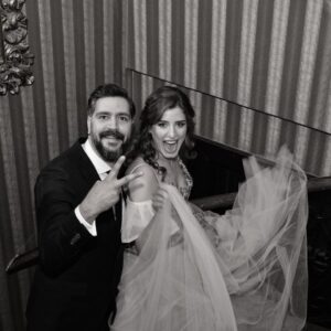 Sanem Yeles Instagram - O kadar çok teşekkür etmek istediğim insan var ki bu heyecanlı sürecime benimle ortak olan... öncelikle hayalimdeki elbiseyi hayalimden daha güzel tasarlayan @eraykoseoglu_hautecouture 😊, “sen herşeyi bana bırak”deyip harika saç ve makyajımı yapan @bulent_duruk abim🕺🏽, bütün gecenin ve organizasyonun sorunsuz geçmesini sağlamakla kalmayp bizimle eğlenen,bizi çok güzel ağırlayan @abacikonakotel personeli ve @ykslduygu ,elbisemin aynısının pastasını yaparak beni şoka uğratan @venedikpastaneleri ,nişan aykkabılarım için @meriayakkabi .... Ve elbette kız isteme operasyonunda canını dişine takan, bütün gece benimle tepinen canlarım ilkyardım ünitem @mavi_gomlek , kardeşim @mervemutlumerdogru , istemenin ortasında evimizi başımıza yıkan @zeynepbektass , yıldız tilbe taklidiyle geceyi şenlendiren @pukeneka , yanımızda olmak için kilometreler gelen @epru.vural ve  @a.srhtkpln... ve katılan,kutlayan,iyi dileklerini gönderen tüm canlarıma milyonlarca teşekkürler❤️❤️❤️💃🕺🏽iyi ki varsınız😘😘yak