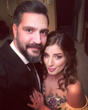 Sanem Yeles Instagram - 1 yıl önce bugün tanışmıştık,1 yıl sonra bugün nişanlandık... 1 yılın her günü birbirimize sırdaşlık ettik, her gün en az bir kez gözümüzden taş gelene kadar güldük, her gün bizi karşılaştıran hayata teşekkür ettik,bazen içimizden,bazen dışımızdan... 1 yılın sonunda bütün yakınlarımız,dostlarımız,ailelerimiz,sevenlerimiz ve sevdiklerimizle birbirimize nişanlandık😊 yanımızda olan, olamayan, mesaj atan,arayan,soran herkese bin teşekkür..her birimizin mutluluğuna hep birlikte şahit olmak dileğiyle..😘😘