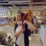 Sanem Yeles Instagram - Siz benim arkadaşım Pelin’i tanır mısınız? Siz Pelin nasıl bir dosttur bilir misiniz? Bilmezseniz,banane yeaaa da demezseniz size pelini biraz anlatmak isterim.... pelin birini sevdiği zaman,sevdiği şahıs onu gecenin bi yarısı arayıp “adam öldürdüm”dese,”konum at” diyip battal boy çöp poşetiyle yanınıza gelir.sizi size zarar veren her şeyden, hatta gerektiğinde sizden bile korumaya çalışır. sizi o kadar önemser ve sever ki, içindeki başka pelinlere sizle bir olup savaş açabilir. tartışırsınız, sinirlenir kavga edersiniz ama nihayetinde olup biten her şeyin nedeni sevgidir. asla aynı yerde durmayı sevmeyen Pelin, hayatta 3 “fazladan”a dayanamaz, lokumburger ve internet alışverişinde sınır tanımaz...akıp giden hayatın ta kendisi bu sevimli kadın (ki siz bu konuda tam tersi olsanız bile sizi sürükleye sürükleye gezdirir sonra da siz “ne iyi ettim de geldim”sevinciyle “ulan ben daha önce buraya niye hiç gelmedim”asabiyetini birarada yaşarsınız)için, iyi günde de kötü günde de her zaman eğlencelidir, yaşanmaya değerdir. hayat birden bire sadece bu dostluğu sürdürebilmenin arka fonu haline gelebilecek kadar küçülür ve sizi anlayan, seven o Pelin siz farkına bile varmadan hayatınızda devleşir. siz de onunla devleşirsiniz. o kadar şefkatli ve sevgi doludur ki, kendinizi sürekli değersiz hissettiğiniz ve hissettirildiğiniz bir hayatta sizi size armağan ederken bir de kendini armağan eder. sonuç gerçek saadettir.Umarım sizin de yolunuz Pelin gibi biriyle kesişir. Pelin bunu okurken “benim gibi biri derken??” Diye düşünecektir😊 İyi ki doğmuştur, iyi ki hayatıma girmiştir @arslanpelin
