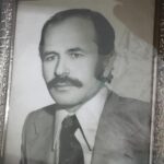 Sanem Yeles Instagram - 3 yıl oldu bugün büyükbabam öleli..şimdi bu fotoğrafa biri baktığında, “eski bir fotoğraf” görüyor sadece..ben bütün çocukluğumu görüyorum,başka biri gibi gelmiyor ,kendi parçamı görüyorum,bir sürü “iyi ki” görüyorum,yalnızca ikimizin bildiği sırlarımızı görüyorum, ben küçükken uzun ve yakışıklı olan adamı,ben büyüyünce de , O’nun deyimiyle eşşşek kadar olsam da yine uzun ve yakışıklı görüyorum.. iyi ki çocukluğum seninle geçmiş,iyi ki her yaz tatilimi seninle geçirmişim. iyi ki bana balık tutmayı öğretmişsin,iyi ki el kadar torununu çocuk deyip geçiştirmemişsin de koca insan yerine koyup sohbet etmişsin. ondan sen olmasan da hala hayatımda her zorlandığımda içimde seninle konuşup bana ne tavsiye verirdin kestirebiliyorum. ahlak terazimi senin üzerine kurduğum her karardan alnım açık çıktıysam bu senin verdiğin sonsuz sevgidendir. Teşekkür ederim ama yetmez..