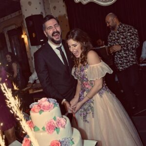 Sanem Yeles Instagram - O kadar çok teşekkür etmek istediğim insan var ki bu heyecanlı sürecime benimle ortak olan... öncelikle hayalimdeki elbiseyi hayalimden daha güzel tasarlayan @eraykoseoglu_hautecouture 😊, “sen herşeyi bana bırak”deyip harika saç ve makyajımı yapan @bulent_duruk abim🕺🏽, bütün gecenin ve organizasyonun sorunsuz geçmesini sağlamakla kalmayp bizimle eğlenen,bizi çok güzel ağırlayan @abacikonakotel personeli ve @ykslduygu ,elbisemin aynısının pastasını yaparak beni şoka uğratan @venedikpastaneleri ,nişan aykkabılarım için @meriayakkabi .... Ve elbette kız isteme operasyonunda canını dişine takan, bütün gece benimle tepinen canlarım ilkyardım ünitem @mavi_gomlek , kardeşim @mervemutlumerdogru , istemenin ortasında evimizi başımıza yıkan @zeynepbektass , yıldız tilbe taklidiyle geceyi şenlendiren @pukeneka , yanımızda olmak için kilometreler gelen @epru.vural ve  @a.srhtkpln... ve katılan,kutlayan,iyi dileklerini gönderen tüm canlarıma milyonlarca teşekkürler❤️❤️❤️💃🕺🏽iyi ki varsınız😘😘yak
