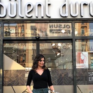Sanem Yeles Instagram - O kadar çok teşekkür etmek istediğim insan var ki bu heyecanlı sürecime benimle ortak olan... öncelikle hayalimdeki elbiseyi hayalimden daha güzel tasarlayan @eraykoseoglu_hautecouture 😊, “sen herşeyi bana bırak”deyip harika saç ve makyajımı yapan @bulent_duruk abim🕺🏽, bütün gecenin ve organizasyonun sorunsuz geçmesini sağlamakla kalmayp bizimle eğlenen,bizi çok güzel ağırlayan @abacikonakotel personeli ve @ykslduygu ,elbisemin aynısının pastasını yaparak beni şoka uğratan @venedikpastaneleri ,nişan aykkabılarım için @meriayakkabi .... Ve elbette kız isteme operasyonunda canını dişine takan, bütün gece benimle tepinen canlarım ilkyardım ünitem @mavi_gomlek , kardeşim @mervemutlumerdogru , istemenin ortasında evimizi başımıza yıkan @zeynepbektass , yıldız tilbe taklidiyle geceyi şenlendiren @pukeneka , yanımızda olmak için kilometreler gelen @epru.vural ve  @a.srhtkpln... ve katılan,kutlayan,iyi dileklerini gönderen tüm canlarıma milyonlarca teşekkürler❤️❤️❤️💃🕺🏽iyi ki varsınız😘😘yak