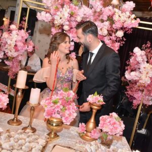 Sanem Yeles Instagram - O kadar çok teşekkür etmek istediğim insan var ki bu heyecanlı sürecime benimle ortak olan... öncelikle hayalimdeki elbiseyi hayalimden daha güzel tasarlayan @eraykoseoglu_hautecouture 😊, “sen herşeyi bana bırak”deyip harika saç ve makyajımı yapan @bulent_duruk abim🕺🏽, bütün gecenin ve organizasyonun sorunsuz geçmesini sağlamakla kalmayp bizimle eğlenen,bizi çok güzel ağırlayan @abacikonakotel personeli ve @ykslduygu ,elbisemin aynısının pastasını yaparak beni şoka uğratan @venedikpastaneleri ,nişan aykkabılarım için @meriayakkabi .... Ve elbette kız isteme operasyonunda canını dişine takan, bütün gece benimle tepinen canlarım ilkyardım ünitem @mavi_gomlek , kardeşim @mervemutlumerdogru , istemenin ortasında evimizi başımıza yıkan @zeynepbektass , yıldız tilbe taklidiyle geceyi şenlendiren @pukeneka , yanımızda olmak için kilometreler gelen @epru.vural ve  @a.srhtkpln... ve katılan,kutlayan,iyi dileklerini gönderen tüm canlarıma milyonlarca teşekkürler❤️❤️❤️💃🕺🏽iyi ki varsınız😘😘yak