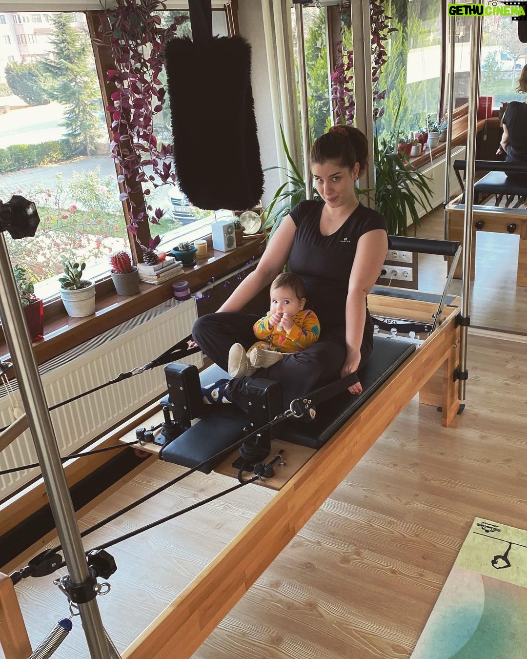 Sanem Yeles Instagram - Belaya hazır mısınız?!? Hem de çifte belaya💪🏼@wevolvepilates_ @ayla_tugce #doubletrouble #bademşekerim