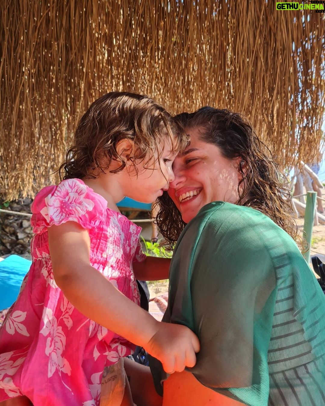Sanem Yeles Instagram - Ele avuca sığmazdı deli gönlüm Bir zamanlar neredeydi, şimdi nerde İster güneş ol yak beni Yağmurum ol ağlat beni Aklım başka, duygularım başka yerde İster güneş ol yak beni Yağmurum ol ağlat beni Aklım başka, duygularım başka yerde Bir deli rüzgar savurdu beni böyle Umutlu tutsak benim, altın kafeste İster güneş ol yak beni Yağmurum ol ağlat beni Zincirleri yüreğimin artık sende Yok ağlatmaz asla beni, bir gün ayrılık Pişmanlığım nefret olmaz, öfke olmaz Senden daha acı bir hasret bulunmaz