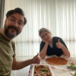 Sanem Yeles Instagram - Bu fotoğraf bugünün,2. Evlilik yıl dönümü yemeğimizin fotoğrafı.. Yakup elinde çiçekle işten gelmiş, benim lohusa topuzum sabit, Bade yeni uyumuş ama her an uyanırsa die sling üzerimde hazır... gözler uykusuz ama minik mucizemize baktıkça mutlulukla dolu..Lahmacunu gömmek için kısıtlı vaktim var ve bu an benim için en lüks restoranlarda yenen en şatafatlı yıldönümü yemeklerinden kıymetli.Çünkü çok biz, çünkü çok gerçek... çünkü bu sene 3 kişiyiz artık, çekirdek ailem,kök ailemiz ve biz..nice senelerimiz olsun sevgilim, hep birlikte 🎈 Seni çok seviyorum🦋
