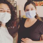 Sanem Yeles Instagram - Biraz uzun olabilir bu post,baştan uyarayım 😊 Zira hayatımın en uzun ve en kısa, en aynı ve en bambaşka 20 günüydü son 20 günümüz. Gerçekten bambaşkaymış, yaşadığım hiçbir şeye benzemeyen. Ama zorlukları da kendine has..Belki bir kadının hayatında en çok desteğe ihtiyaç duyduğu dönemmiş bu. Hayatımda hiç bu kadar kırılgan hissettiğimi bilmem daha önce. Burada da sık sık paylaştım , pandemide hamilelik geçirmenin tek avantajını , doğuma ve sonrasına hazırlanabilmek için bol vakit bularak yaşadım. Nilüferle yaptığımız online eğitimler, okuduğum kitaplar , tecrübelerini benimle paylaşan onca anne..Hepsinin varlığına ayrı ayrı minnettarım. Bade’nin doğumundan önceki gün Nilüferle telefondayken bana ‘’Hazır mısın?’’ diye sorunca ‘’ Çok hazırım’’ demiştim 😊 Ama bebeği kucağıma aldığım anda bildiğim her şey beyin nöronlarımı terketti …O kitaplardan defalarca okuduğum şeyleri, son 20 günde Nilüfer’e beşer kere sormuşumdur. Her birinde sabırla cevap verdi tekrar tekrar 😊 Keşkesiz ve doğal doğumdan ilk olarak sayesinde haberim oldu. Başka bir doğumun mümkün olduğunu, doğumun benim ve bebeğimin işi olduğunu, doğumuma sahip çıkmam gerektiğini ilk ondan duydum. Beni her doğum şekline hazırladığı için, doğumum erkene alınıp,sezeryan olacağı belli olduğunda normalde panikten patlayacakken sakin kalabildim. Doğum sonrası o hengamede, o şaşkınlık halinde birinin kulağıma eğilip ‘’Başardın’’demesi , uykusuzlukla geçen o ilk günlerde, her şeyi doğru yapabiliyo muyum endişesiyle yapmaya çabalarken birinin gelip ‘’ Çok iyi gidiyorsunuz:’’ demesi , sezeryandan çıktığım dakikalarda odama yayılan lavanta kokusu , sakin sakin omuzlarıma masaj yapan bir dost eli. Böyle anlarda bunların kıymetini size anlatamam.Bu paha biçilebilecek bir hizmet değilmiş gerçekten.. Minnettarım. Geriye dönüp baktığımda yeniden ve yeniden düşündüğümde gerçekten de keşke diyebileceğim hiçbir negatif durum veya duygu hatırlamıyorum. Bunun @eskisehirpozitifdogum’la ve @yakupakpnr la ekip çalışmamıza bağlı olduğunu biliyorum. Her anne adayına, bebeğini coşkuyla karşılayacağı bir doğum dilerim. Sevgiler🥰