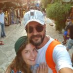 Sanem Yeles Instagram - Bir zaman önceymiş, Kaş sokaklarındaymışız, pandemi yokmuş , ne maske ne Eyüp Sabri Tuncerden fenalık gelmemiş daha... Bir de yanmışız hafif. Akşamüstü , hava ılık.. Akşam yemeği öncesi. En büyük dert yarın havuza mı girsek, denize mi gitsek ... Bir daha ne zaman denk gelir tahmini?!? Neyse, enseyi karartmak yok #güzelgünlergöreceğiz #pandemibitlütfen