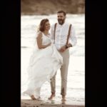 Sanem Yeles Instagram - Pandemi bize neler etti sevgilim. Ne ben o gelinliğe girebilirim, ne de senin pantolon askın dayanabilir yükümüze. Bak bu fotoğraf 31 Aralık 2019 gününün bir temsili. 2020'de yapmayı planladığımız tüm gezmeli tozmalı planlarımıza gülüyoruz. Olsundu. Yeniden normal olana kadar bi minik umut olsun bu foto #karantinagünlükleri #karantinadabilmemkaçıncıgün #hedef2021