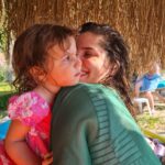 Sanem Yeles Instagram - Ele avuca sığmazdı deli gönlüm Bir zamanlar neredeydi, şimdi nerde İster güneş ol yak beni Yağmurum ol ağlat beni Aklım başka, duygularım başka yerde İster güneş ol yak beni Yağmurum ol ağlat beni Aklım başka, duygularım başka yerde Bir deli rüzgar savurdu beni böyle Umutlu tutsak benim, altın kafeste İster güneş ol yak beni Yağmurum ol ağlat beni Zincirleri yüreğimin artık sende Yok ağlatmaz asla beni, bir gün ayrılık Pişmanlığım nefret olmaz, öfke olmaz Senden daha acı bir hasret bulunmaz
