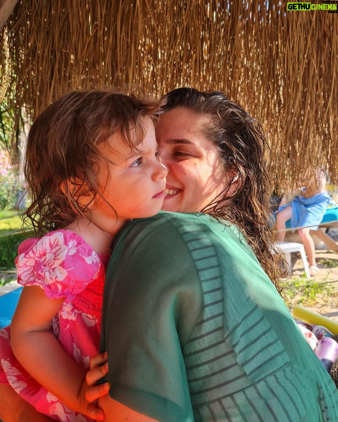 Sanem Yeles Instagram - Ele avuca sığmazdı deli gönlüm Bir zamanlar neredeydi, şimdi nerde İster güneş ol yak beni Yağmurum ol ağlat beni Aklım başka, duygularım başka yerde İster güneş ol yak beni Yağmurum ol ağlat beni Aklım başka, duygularım başka yerde Bir deli rüzgar savurdu beni böyle Umutlu tutsak benim, altın kafeste İster güneş ol yak beni Yağmurum ol ağlat beni Zincirleri yüreğimin artık sende Yok ağlatmaz asla beni, bir gün ayrılık Pişmanlığım nefret olmaz, öfke olmaz Senden daha acı bir hasret bulunmaz