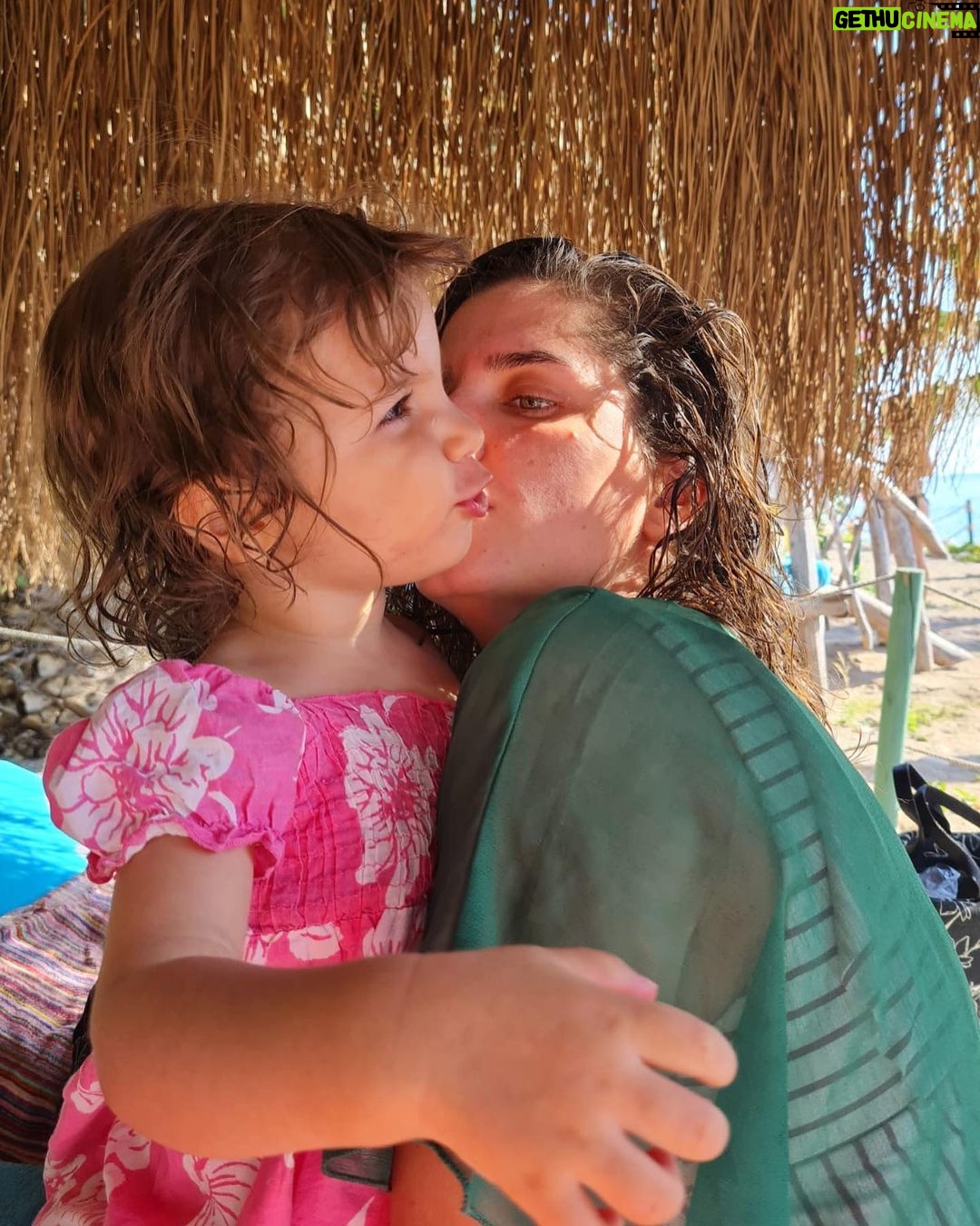 Sanem Yeles Instagram - Ele avuca sığmazdı deli gönlüm Bir zamanlar neredeydi, şimdi nerde İster güneş ol yak beni Yağmurum ol ağlat beni Aklım başka, duygularım başka yerde İster güneş ol yak beni Yağmurum ol ağlat beni Aklım başka, duygularım başka yerde Bir deli rüzgar savurdu beni böyle Umutlu tutsak benim, altın kafeste İster güneş ol yak beni Yağmurum ol ağlat beni Zincirleri yüreğimin artık sende Yok ağlatmaz asla beni, bir gün ayrılık Pişmanlığım nefret olmaz, öfke olmaz Senden daha acı bir hasret bulunmaz