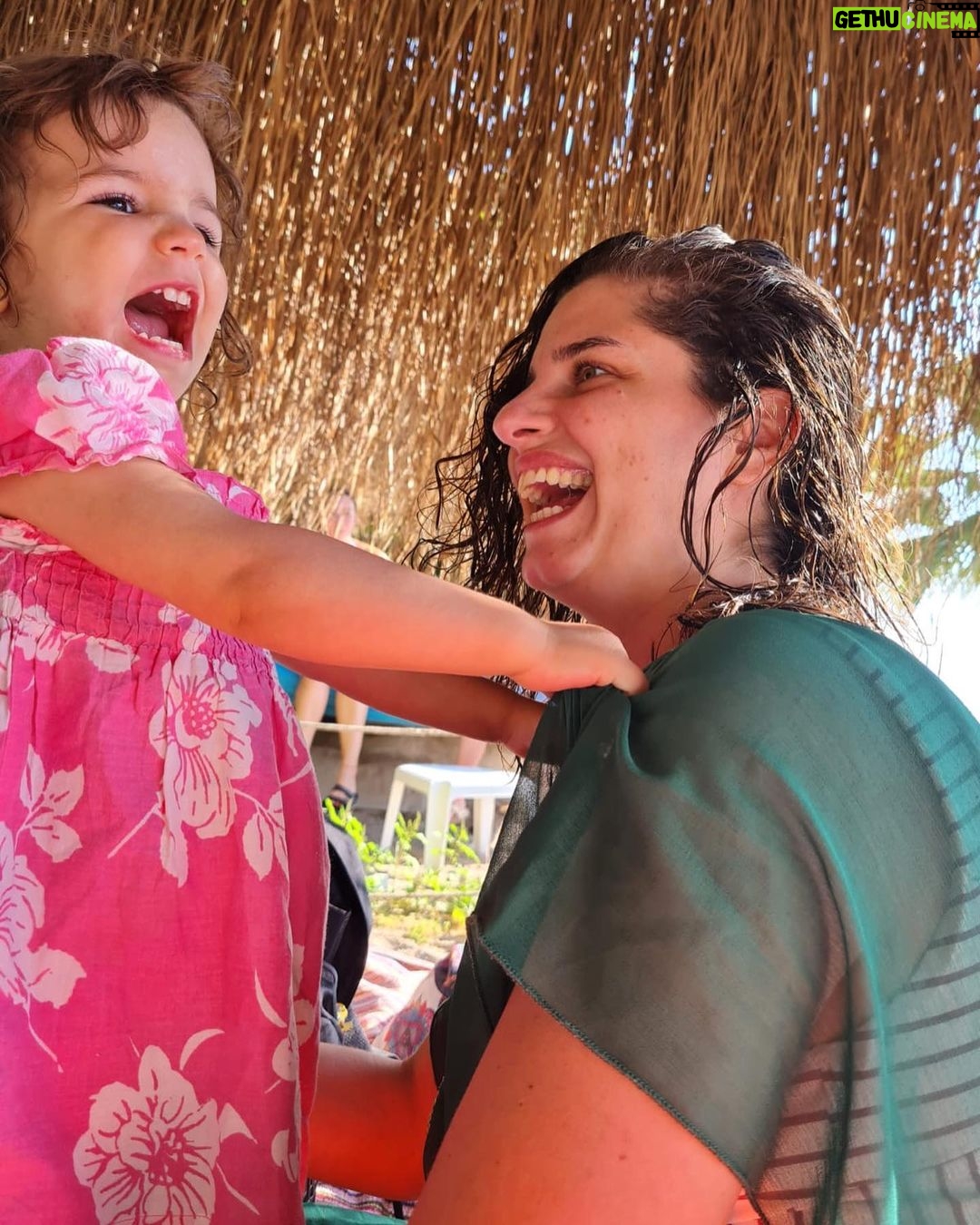 Sanem Yeles Instagram - Ele avuca sığmazdı deli gönlüm Bir zamanlar neredeydi, şimdi nerde İster güneş ol yak beni Yağmurum ol ağlat beni Aklım başka, duygularım başka yerde İster güneş ol yak beni Yağmurum ol ağlat beni Aklım başka, duygularım başka yerde Bir deli rüzgar savurdu beni böyle Umutlu tutsak benim, altın kafeste İster güneş ol yak beni Yağmurum ol ağlat beni Zincirleri yüreğimin artık sende Yok ağlatmaz asla beni, bir gün ayrılık Pişmanlığım nefret olmaz, öfke olmaz Senden daha acı bir hasret bulunmaz