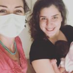 Sanem Yeles Instagram - Biraz uzun olabilir bu post,baştan uyarayım 😊 Zira hayatımın en uzun ve en kısa, en aynı ve en bambaşka 20 günüydü son 20 günümüz. Gerçekten bambaşkaymış, yaşadığım hiçbir şeye benzemeyen. Ama zorlukları da kendine has..Belki bir kadının hayatında en çok desteğe ihtiyaç duyduğu dönemmiş bu. Hayatımda hiç bu kadar kırılgan hissettiğimi bilmem daha önce. Burada da sık sık paylaştım , pandemide hamilelik geçirmenin tek avantajını , doğuma ve sonrasına hazırlanabilmek için bol vakit bularak yaşadım. Nilüferle yaptığımız online eğitimler, okuduğum kitaplar , tecrübelerini benimle paylaşan onca anne..Hepsinin varlığına ayrı ayrı minnettarım. Bade’nin doğumundan önceki gün Nilüferle telefondayken bana ‘’Hazır mısın?’’ diye sorunca ‘’ Çok hazırım’’ demiştim 😊 Ama bebeği kucağıma aldığım anda bildiğim her şey beyin nöronlarımı terketti …O kitaplardan defalarca okuduğum şeyleri, son 20 günde Nilüfer’e beşer kere sormuşumdur. Her birinde sabırla cevap verdi tekrar tekrar 😊 Keşkesiz ve doğal doğumdan ilk olarak sayesinde haberim oldu. Başka bir doğumun mümkün olduğunu, doğumun benim ve bebeğimin işi olduğunu, doğumuma sahip çıkmam gerektiğini ilk ondan duydum. Beni her doğum şekline hazırladığı için, doğumum erkene alınıp,sezeryan olacağı belli olduğunda normalde panikten patlayacakken sakin kalabildim. Doğum sonrası o hengamede, o şaşkınlık halinde birinin kulağıma eğilip ‘’Başardın’’demesi , uykusuzlukla geçen o ilk günlerde, her şeyi doğru yapabiliyo muyum endişesiyle yapmaya çabalarken birinin gelip ‘’ Çok iyi gidiyorsunuz:’’ demesi , sezeryandan çıktığım dakikalarda odama yayılan lavanta kokusu , sakin sakin omuzlarıma masaj yapan bir dost eli. Böyle anlarda bunların kıymetini size anlatamam.Bu paha biçilebilecek bir hizmet değilmiş gerçekten.. Minnettarım. Geriye dönüp baktığımda yeniden ve yeniden düşündüğümde gerçekten de keşke diyebileceğim hiçbir negatif durum veya duygu hatırlamıyorum. Bunun @eskisehirpozitifdogum’la ve @yakupakpnr la ekip çalışmamıza bağlı olduğunu biliyorum. Her anne adayına, bebeğini coşkuyla karşılayacağı bir doğum dilerim. Sevgiler🥰