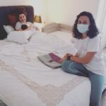 Sanem Yeles Instagram - Biraz uzun olabilir bu post,baştan uyarayım 😊 Zira hayatımın en uzun ve en kısa, en aynı ve en bambaşka 20 günüydü son 20 günümüz. Gerçekten bambaşkaymış, yaşadığım hiçbir şeye benzemeyen. Ama zorlukları da kendine has..Belki bir kadının hayatında en çok desteğe ihtiyaç duyduğu dönemmiş bu. Hayatımda hiç bu kadar kırılgan hissettiğimi bilmem daha önce. Burada da sık sık paylaştım , pandemide hamilelik geçirmenin tek avantajını , doğuma ve sonrasına hazırlanabilmek için bol vakit bularak yaşadım. Nilüferle yaptığımız online eğitimler, okuduğum kitaplar , tecrübelerini benimle paylaşan onca anne..Hepsinin varlığına ayrı ayrı minnettarım. Bade’nin doğumundan önceki gün Nilüferle telefondayken bana ‘’Hazır mısın?’’ diye sorunca ‘’ Çok hazırım’’ demiştim 😊 Ama bebeği kucağıma aldığım anda bildiğim her şey beyin nöronlarımı terketti …O kitaplardan defalarca okuduğum şeyleri, son 20 günde Nilüfer’e beşer kere sormuşumdur. Her birinde sabırla cevap verdi tekrar tekrar 😊 Keşkesiz ve doğal doğumdan ilk olarak sayesinde haberim oldu. Başka bir doğumun mümkün olduğunu, doğumun benim ve bebeğimin işi olduğunu, doğumuma sahip çıkmam gerektiğini ilk ondan duydum. Beni her doğum şekline hazırladığı için, doğumum erkene alınıp,sezeryan olacağı belli olduğunda normalde panikten patlayacakken sakin kalabildim. Doğum sonrası o hengamede, o şaşkınlık halinde birinin kulağıma eğilip ‘’Başardın’’demesi , uykusuzlukla geçen o ilk günlerde, her şeyi doğru yapabiliyo muyum endişesiyle yapmaya çabalarken birinin gelip ‘’ Çok iyi gidiyorsunuz:’’ demesi , sezeryandan çıktığım dakikalarda odama yayılan lavanta kokusu , sakin sakin omuzlarıma masaj yapan bir dost eli. Böyle anlarda bunların kıymetini size anlatamam.Bu paha biçilebilecek bir hizmet değilmiş gerçekten.. Minnettarım. Geriye dönüp baktığımda yeniden ve yeniden düşündüğümde gerçekten de keşke diyebileceğim hiçbir negatif durum veya duygu hatırlamıyorum. Bunun @eskisehirpozitifdogum’la ve @yakupakpnr la ekip çalışmamıza bağlı olduğunu biliyorum. Her anne adayına, bebeğini coşkuyla karşılayacağı bir doğum dilerim. Sevgiler🥰