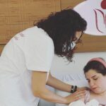 Sanem Yeles Instagram - Biraz uzun olabilir bu post,baştan uyarayım 😊 Zira hayatımın en uzun ve en kısa, en aynı ve en bambaşka 20 günüydü son 20 günümüz. Gerçekten bambaşkaymış, yaşadığım hiçbir şeye benzemeyen. Ama zorlukları da kendine has..Belki bir kadının hayatında en çok desteğe ihtiyaç duyduğu dönemmiş bu. Hayatımda hiç bu kadar kırılgan hissettiğimi bilmem daha önce. Burada da sık sık paylaştım , pandemide hamilelik geçirmenin tek avantajını , doğuma ve sonrasına hazırlanabilmek için bol vakit bularak yaşadım. Nilüferle yaptığımız online eğitimler, okuduğum kitaplar , tecrübelerini benimle paylaşan onca anne..Hepsinin varlığına ayrı ayrı minnettarım. Bade’nin doğumundan önceki gün Nilüferle telefondayken bana ‘’Hazır mısın?’’ diye sorunca ‘’ Çok hazırım’’ demiştim 😊 Ama bebeği kucağıma aldığım anda bildiğim her şey beyin nöronlarımı terketti …O kitaplardan defalarca okuduğum şeyleri, son 20 günde Nilüfer’e beşer kere sormuşumdur. Her birinde sabırla cevap verdi tekrar tekrar 😊 Keşkesiz ve doğal doğumdan ilk olarak sayesinde haberim oldu. Başka bir doğumun mümkün olduğunu, doğumun benim ve bebeğimin işi olduğunu, doğumuma sahip çıkmam gerektiğini ilk ondan duydum. Beni her doğum şekline hazırladığı için, doğumum erkene alınıp,sezeryan olacağı belli olduğunda normalde panikten patlayacakken sakin kalabildim. Doğum sonrası o hengamede, o şaşkınlık halinde birinin kulağıma eğilip ‘’Başardın’’demesi , uykusuzlukla geçen o ilk günlerde, her şeyi doğru yapabiliyo muyum endişesiyle yapmaya çabalarken birinin gelip ‘’ Çok iyi gidiyorsunuz:’’ demesi , sezeryandan çıktığım dakikalarda odama yayılan lavanta kokusu , sakin sakin omuzlarıma masaj yapan bir dost eli. Böyle anlarda bunların kıymetini size anlatamam.Bu paha biçilebilecek bir hizmet değilmiş gerçekten.. Minnettarım. Geriye dönüp baktığımda yeniden ve yeniden düşündüğümde gerçekten de keşke diyebileceğim hiçbir negatif durum veya duygu hatırlamıyorum. Bunun @eskisehirpozitifdogum’la ve @yakupakpnr la ekip çalışmamıza bağlı olduğunu biliyorum. Her anne adayına, bebeğini coşkuyla karşılayacağı bir doğum dilerim. Sevgiler🥰