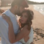 Sanem Yeles Instagram - Bugün 1.evlilik yıldönümümüz.. 365 gündür aynı evi, aynı sofrayı, aynı yemekleri, aynı oyunları, aynı sıkıntıları, aynı mutlulukları, aynı heyecanları paylaştık, "gerçekten" bir arada olmaktan başka hiçbir gayemiz olmayınca, o 365 gün aslında bir günmüş gibi geliyormuş insana. Bir günlük evliler nasıl severlerse birbirlerini, nasıl özlerlerse, nasıl şefkatli olurlarsa öyle...Hep mutfakta tepeme dikil,işime karış sen @yakupakpnr ..seni çok seviyorum