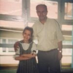 Sanem Yeles Instagram - Bugün büyükbabamın ölümünün 5. Yılı..Beni tanıyıp, onu tanıma fırsatı yakalayamayan sevdiklerim onu da tanıyabilselerdi eğer “tam dedenin torunuymuşsun Sanem” derlerdi bence. Dedesiyle büyüme şansına nail olmuş azınlıktan biriyim, bunun için kendimi hep şanslı sayarım. Dünya oldukça tuhaf bi yer oldu son zamanlarda.. Bazen dedemin bana öğrettiklerini herkes unutmuş korkusuna kapılıyorum.Artık kimse onları önemsemiyor,kimse kimseye öğretmiyor sanıyorum. Fakat sonra bir yazı,bir resim, bir gülümseme tekrar umudumu yeşertir böyle zamanlarda. Neyse,ne diyodum..Dedem..Nurlar içinde yatsın
