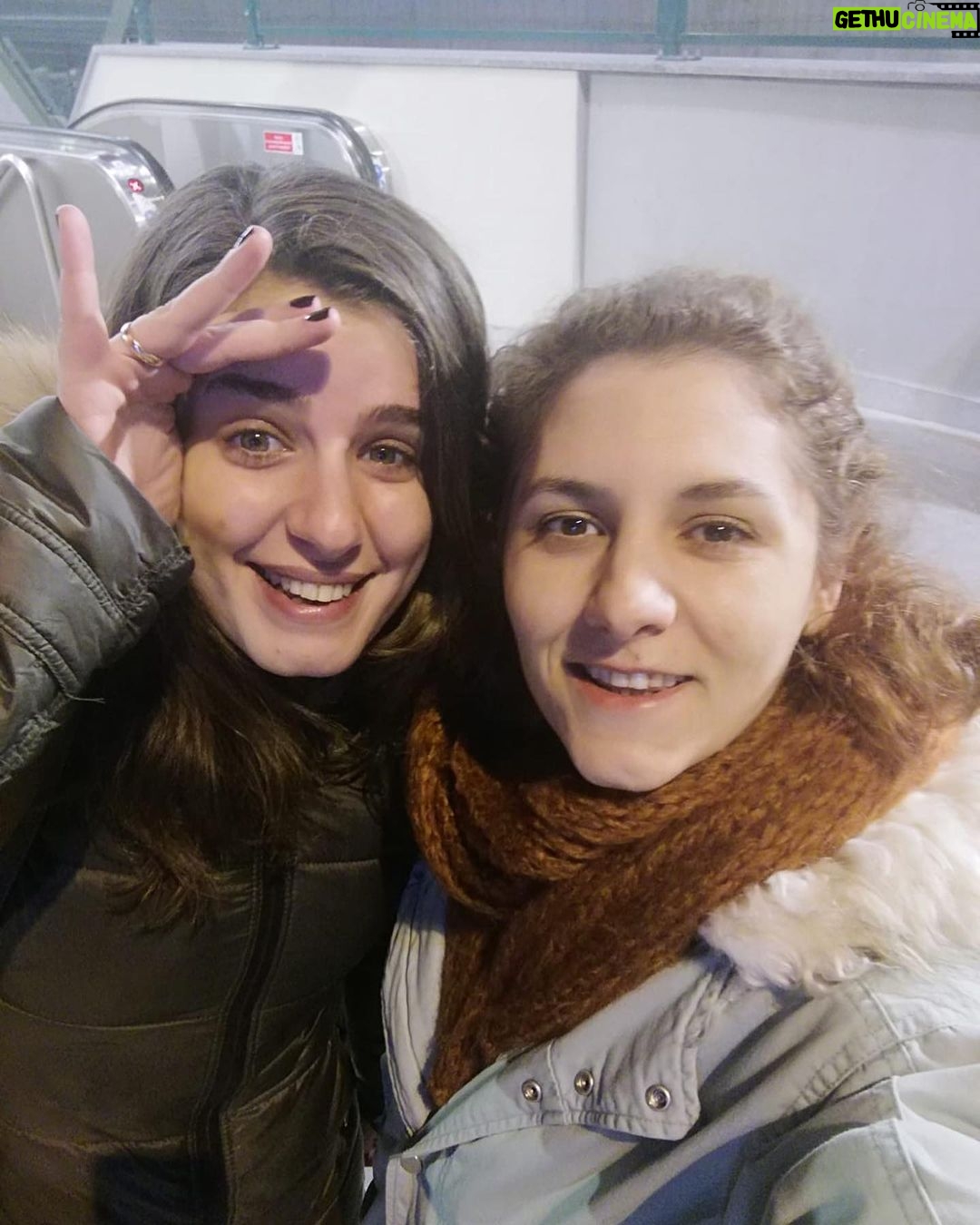 Sanem Yeles Instagram - Uyku eğitimi ailemize neşe getirmişti ve gözlerimin orantılı çıktığı tek foto buydu .. kardeşliğimiz daimdi...daim olsundu..🦋 Şubat ‘20 Süreyya Plaji
