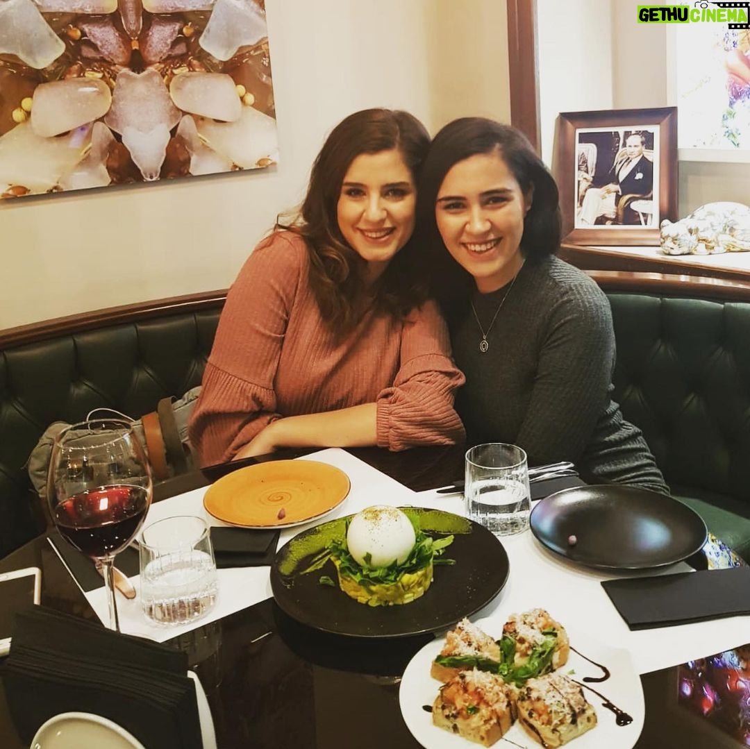 Sanem Yeles Instagram - “Pek eksikmişim senden evvel Elin elimden ayrılmasın yeter Lâmekan bir dostluk bizimkisi İstanbul’u bıraksam,bırakmam seni Nice 4 yıllara,en kıymetli...” Corvino Kuzguncuk