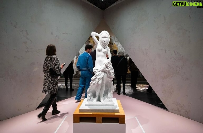 Sanford Biggers Instagram - 👁️ Andromeda (2021) Currently on view @wereldmuseum.leiden as part of the group exhibition: Brilliant Light/ In Schitterend Licht This exhibition celebrates the richness and diversity of art from Africa and its diaspora and offers a dynamic dialogue between the present and the recent past. Immerse yourself in the many different worlds of artists and discover how they are influenced by the past in the present. Guest curator Azu Nwagbogu @azubogu created the exhibition by pairing masterpieces from the collection of the Wereldmuseum with work by contemporary artists, seeking to provide answers to some of the most urgent questions of our times. Andromeda, 2021 White marble 50 × 19 1/8 × 12 6/8 in 127 × 48.6 × 32.46 cm #studiosanfordbiggers #andromeda #chimera Museum Volkenkunde Leiden