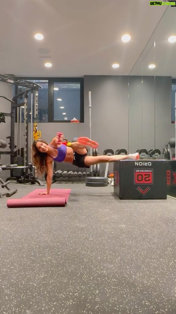 Sangita Patel Instagram - It’s #FITNESSTUESDAY !!! All core/balance baby! Belly button to spine, engage and good luck. This elevated workout never gets easy 💪🏽 I’m consistently say in my head ‘Sangi, you can do it’ then don’t fall, don’t fall 😂 Hey be your own cheerleader 🤷🏽‍♀️ Try for 6 reps of each exercise, both sides 🥰❤️ Side note: we painted the wall grey, you like? Think of a logo on the main wall 🤔 #Core #abs #Fitness #MOTIVATE #INPSIRE
