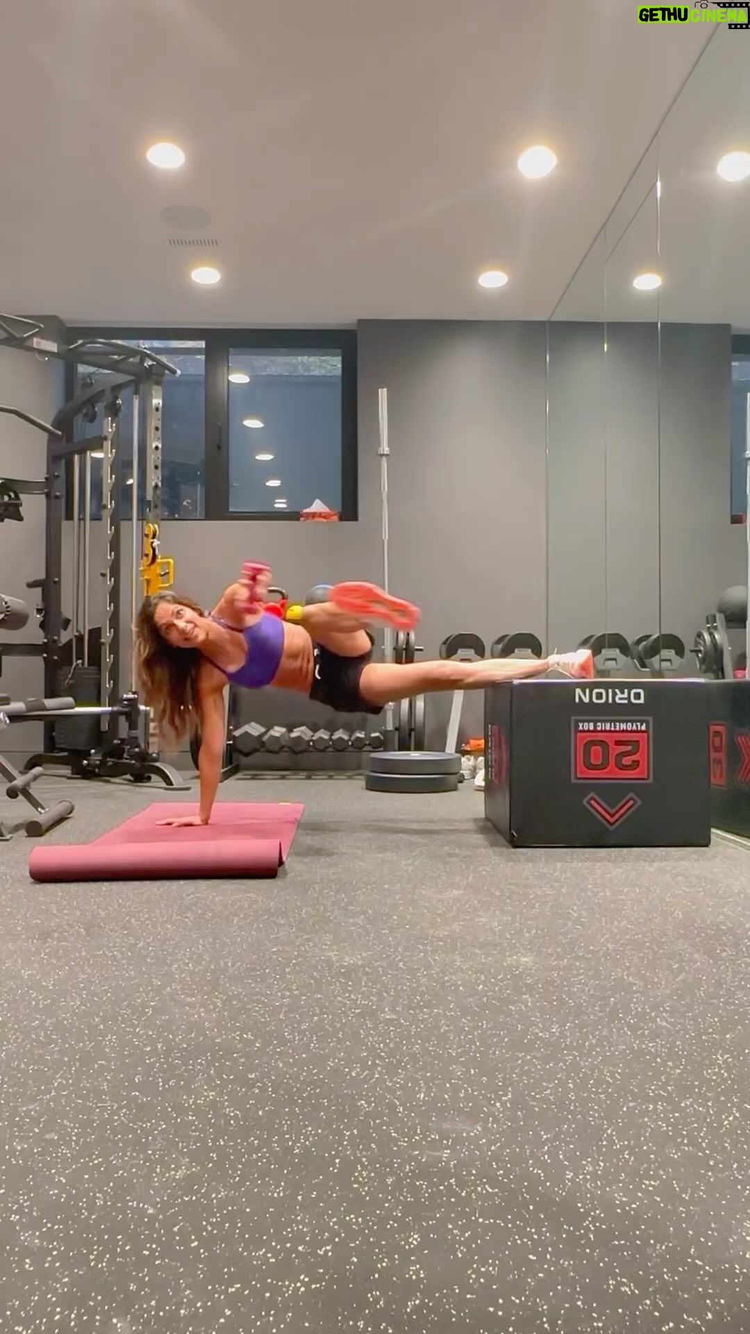 Sangita Patel Instagram - It’s #FITNESSTUESDAY !!! All core/balance baby! Belly button to spine, engage and good luck. This elevated workout never gets easy 💪🏽 I’m consistently say in my head ‘Sangi, you can do it’ then don’t fall, don’t fall 😂 Hey be your own cheerleader 🤷🏽♀️ Try for 6 reps of each exercise, both sides 🥰❤️ Side note: we painted the wall grey, you like? Think of a logo on the main wall 🤔 #Core #abs #Fitness #MOTIVATE #INPSIRE