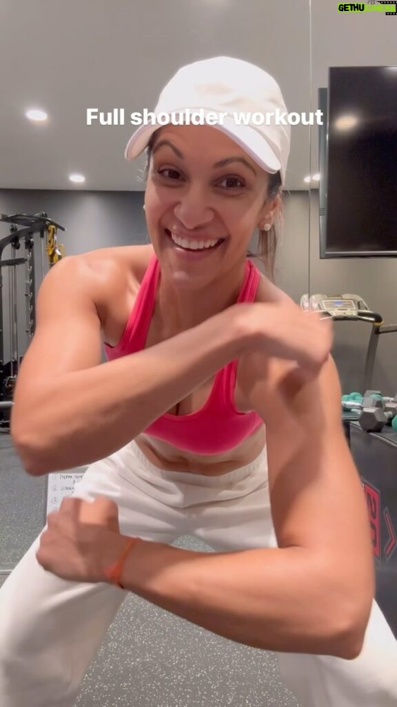 Sangita Patel Instagram - It’s #FITNESSTUESDAY !!! Full shoulder workout 💪🏽 Back at it, keeping my neck neutral at all times! Using 5-8 lbs dumbbells. Higher reps and you will be sore by the time you are done Each exercise 12 reps 3 sets. Last exercise is optional 😂 #Fitness #Shoulders #Mytherapy #INSPIRE