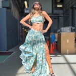 Sangita Patel Instagram - FashiON 😘 Peeps last week in the midst of this roller coaster my friend the extraordinary designer @manikjassal launched another line, woohoo! I am so PROUD of you mama🥰 Checkout @91bymanijassal the looks are are vibrant and so beautiful Mani ❤️ Every look had a different vibe! I couldn’t stop twirling 😂 Okay, which one should I wear for Diwali? A - I’m gonna call this ‘oh my Bridgerton’ B - let’s call this ‘My Garden’ C - just ‘Royal’ Supporting Canadian fashion means the world to me esp when it celebrates our culture. Yess, #lehenga are beautiful, with a touch of sexiness 😉🥰 @mariachowdhery dressing me in the hallway 😂 #Fashion #SupportingCanadianFashion