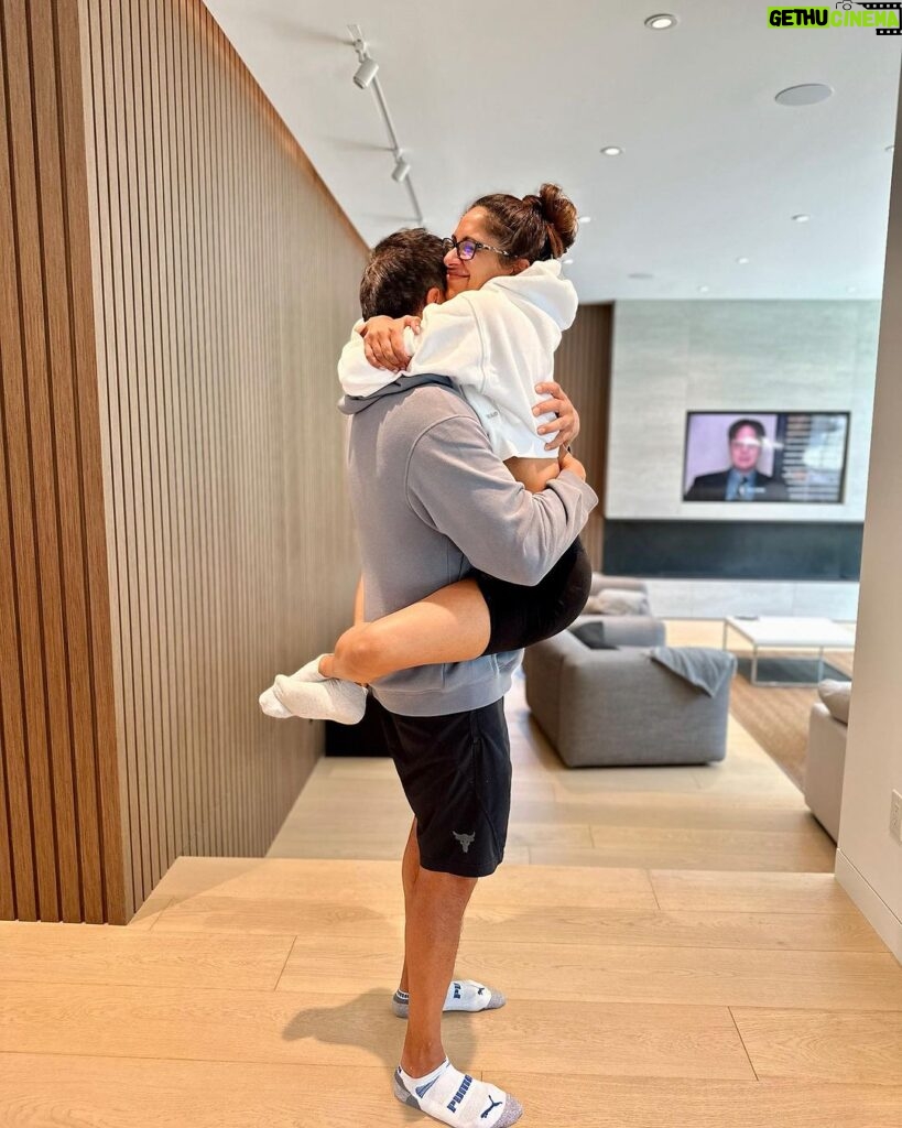 Sangita Patel Instagram - Bear huggies❤️ So many hugs over the last few days, from real ones holding on for a few minutes to virtual ones. You know today I’m doing really well 🥰 I sat back and reflected - hey, 💩 happens and well the hustle over the last few years was to prep for this pivotal moment and let me tell I’m ready to seize the day. I have the most amazing peeps who hold me up (you know how you are ❤️) so…My mojo is vibin! I won’t forget those esp in the industry who reached out…it lit a fire under me. @kevinfrazier your call came at the right time. Thank you buddy ❤️ I jumped on Sam pretty hard 😂 Holding on forever plus it was glute day, so sore! #LetsGo #Jan2024 😉