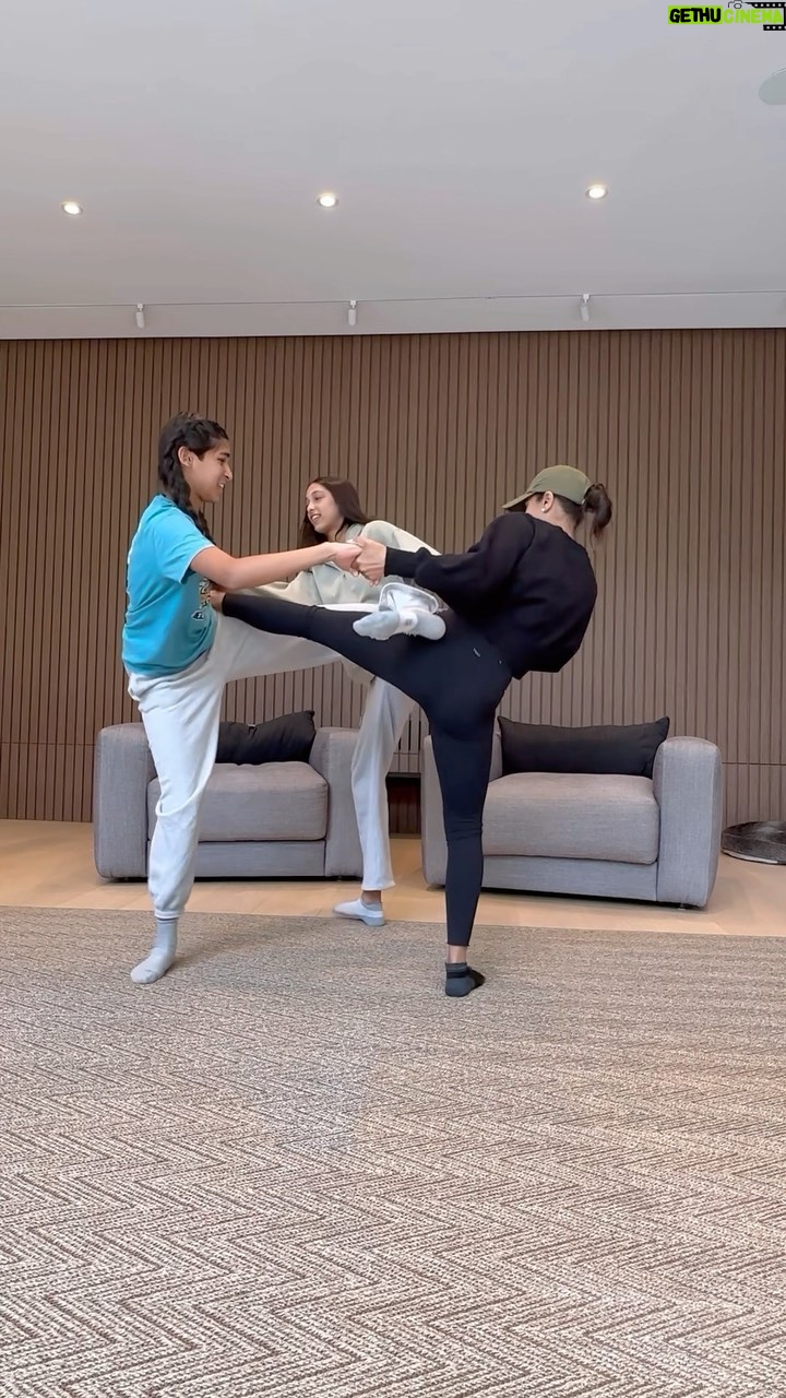 Sangita Patel Instagram - It’s #FITNESSTUESDAY !!! Ha! After some convincing and bribing the girls tried this challenge with me! Success…success being we couldn’t stop laughing. I live for it 😂 Give this a try with friends and family. And say ‘bum up, bum up…hold the core’ 😂 #FamilyChallenge #mobility #MakeItFun #MOTIVATE #INSPIRE thanks @piersonwodzynski @lexibrookerivera @livswearingen