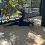 Sangita Patel Instagram - It’s #FITNESSTUESDAY !!! Shoe mobility challenge 👟 I had to try this again - Balance and twist, test your hip mobility…fun one! It’s funny how we talk to ourselves, I kept saying Sungi slow and stready, sloooow and then Eff yeah! 😂🥰 #FitnessChallenge #Shoe #MakeItFun #Mobilty