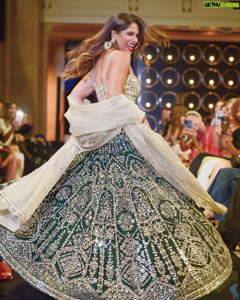 Sangita Patel Instagram - That’s ME! On the catwalk, representing 💪🏽 When @vickymilner6 asked me to walk the runway in an Asian design I couldn’t have been more proud. Full circle with @lotusbloomofficial who dressed my girls for wedding season, how this relationship has flourished! So proud and happy for you. Now, This DRESS, insane and heavy! Funny story - the dress was so heavy I had a a beautiful male model help me down the stairs and then the MUSIC, got me pumped so you know me…I danced (swipe left) thanks @amandabrugel 💃🏽 Thank you to all those who came out to support lil ole me, meant so much😊 #MomentsIWillCherish #CanadianFashion @fairmontroyalyork 🥰 Fairmont Royal York
