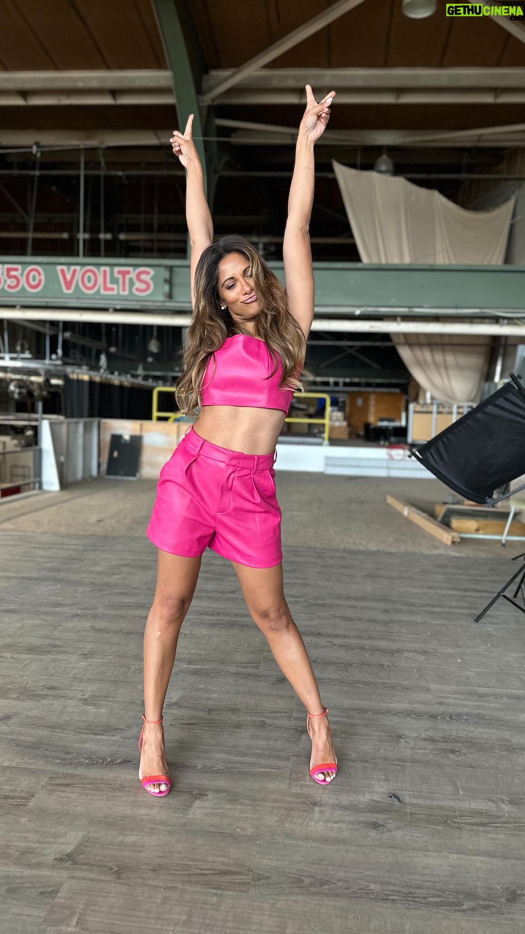 Sangita Patel Instagram - PINK oh so PINK π I think this maybe the last pink looks of the season, right @mariachowdhery π Girl, how do you get me in these bright colours?! A or B? A - shorty short w/ pockets from @winners B - Lacey from @rotatebirgerchristensen Have a PINKtiful weekend! #Fashion #LoveToDressUp