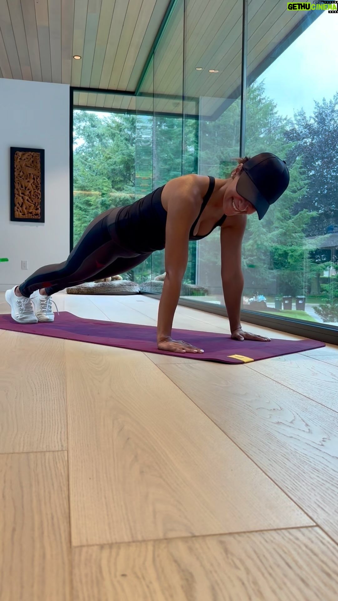 Sangita Patel Instagram - It’s #FITNESSTUESDAY !!! New Push-up challenge 💪🏽 Slow and controlled…as much as push-up and pull-ups suck, they are incredible exercises that will test you no matter how strong you are….this is a fun one! Enjoy 😉 Inspired by @karisha_2309 #Fitness #MOTIVATE #GetMovin #INSPIRE #pushups