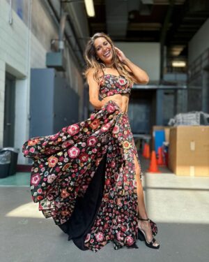 Sangita Patel Instagram - FashiON 😘
Peeps last week in the midst of this roller coaster my friend the extraordinary designer @manikjassal launched another line, woohoo! I am so PROUD of you mama🥰 
Checkout @91bymanijassal the looks are are vibrant and so beautiful Mani ❤️

Every look had a different vibe!  I couldn’t stop twirling 😂
Okay, which one should I wear for Diwali? 
A - I’m gonna call this ‘oh my Bridgerton’
B - let’s call this ‘My Garden’
C - just ‘Royal’ 

Supporting Canadian fashion means the world to me esp when it celebrates our culture. Yess, #lehenga are beautiful, with a touch of sexiness 😉🥰 

@mariachowdhery dressing me in the hallway 😂

#Fashion #SupportingCanadianFashion