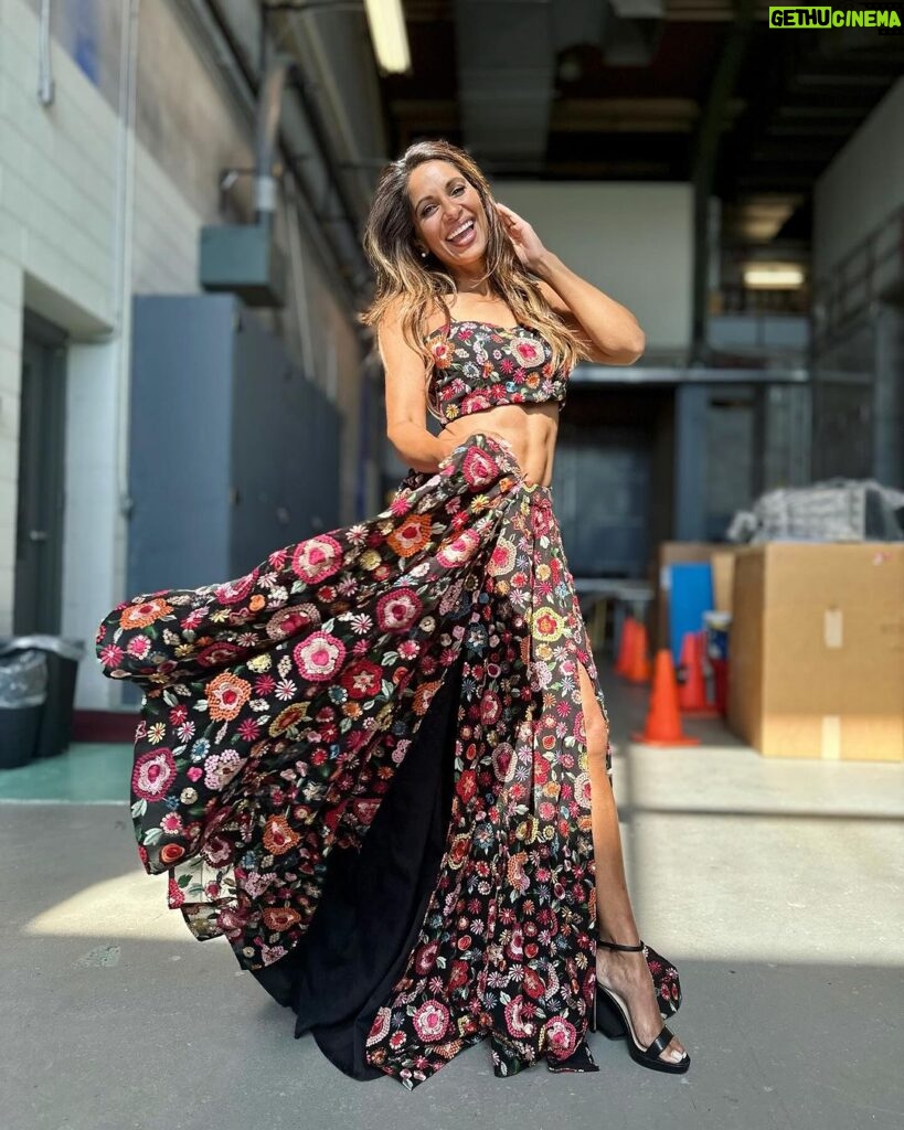 Sangita Patel Instagram - FashiON 😘 Peeps last week in the midst of this roller coaster my friend the extraordinary designer @manikjassal launched another line, woohoo! I am so PROUD of you mama🥰 Checkout @91bymanijassal the looks are are vibrant and so beautiful Mani ❤️ Every look had a different vibe! I couldn’t stop twirling 😂 Okay, which one should I wear for Diwali? A - I’m gonna call this ‘oh my Bridgerton’ B - let’s call this ‘My Garden’ C - just ‘Royal’ Supporting Canadian fashion means the world to me esp when it celebrates our culture. Yess, #lehenga are beautiful, with a touch of sexiness 😉🥰 @mariachowdhery dressing me in the hallway 😂 #Fashion #SupportingCanadianFashion