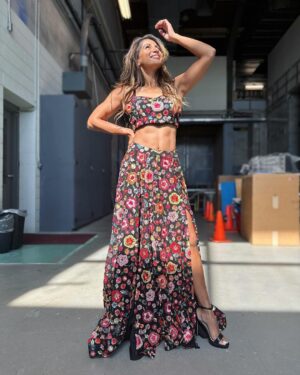 Sangita Patel Instagram - FashiON 😘
Peeps last week in the midst of this roller coaster my friend the extraordinary designer @manikjassal launched another line, woohoo! I am so PROUD of you mama🥰 
Checkout @91bymanijassal the looks are are vibrant and so beautiful Mani ❤️

Every look had a different vibe!  I couldn’t stop twirling 😂
Okay, which one should I wear for Diwali? 
A - I’m gonna call this ‘oh my Bridgerton’
B - let’s call this ‘My Garden’
C - just ‘Royal’ 

Supporting Canadian fashion means the world to me esp when it celebrates our culture. Yess, #lehenga are beautiful, with a touch of sexiness 😉🥰 

@mariachowdhery dressing me in the hallway 😂

#Fashion #SupportingCanadianFashion