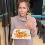 Sangita Patel Instagram – Harissa chickpeas w/ roasted carrots and with delish toppings! Get those veggies in 🥕 

Prep the carrots 
About 3-4 carrots sliced or shred 
2 tbsp olive oil
1 tbsp honey
1/2 tsp garlic powder
1/2 tsp paprika
Salt, to taste

Prep the #chickpeas:
1 can of chickpeas (drained) 
3 tbsp harissa paste
Some olive oil 
Salt and pepper

Put in oven at 400 for 20-30 mins until the chickpeas are crisp to your liking 

The fun stuff – time to plate 
1/2 cup greek yogurt, I’ve also done tzatziki
Add some feta, parsley 
2 tbsp of tahini (add a little water if you want it thinner 
Drizzle Chili-infused olive oil or just chilli flakes and olive oil 

Enjoy!

#CookinWSangi #Salad Thanks @gatherednutrition #vegetables 🥰